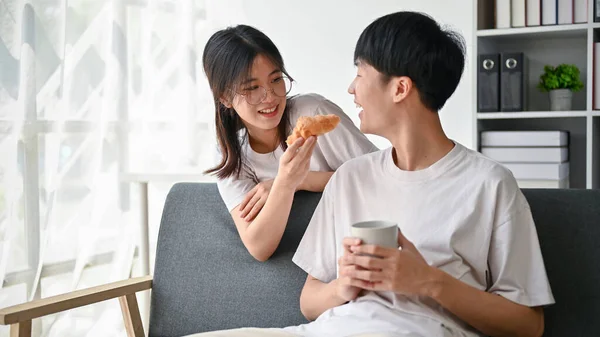 Eine Glückliche Und Süße Asiatische Freundin Spielt Und Füttert Ihren — Stockfoto