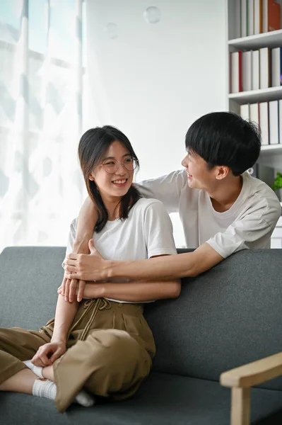 Ein Süßer Und Glücklicher Junger Asiatischer Mann Der Seine Freundin — Stockfoto