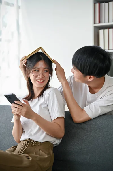 Ein Schönes Und Glückliches Junges Asiatisches Paar Das Zusammen Auf — Stockfoto