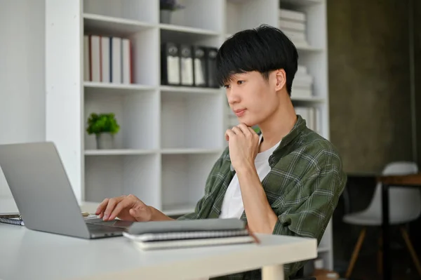 Ein Intelligenter Und Professioneller Junger Asiatischer Büroangestellter Oder Assistent Sitzt — Stockfoto