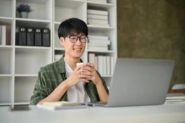 Ein Smarter Und Glücklicher Junger Asiatischer Büroangestellter Oder Assistent Mit — Stockfoto