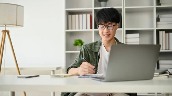 Ein Smarter Und Gut Aussehender Junger Asiatischer Büroangestellter Macht Sich — Stockfoto