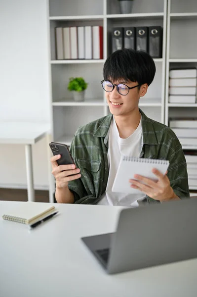 Joven Listo Asistente Marketing Asiático Está Escribiendo Por Teléfono Enviando — Foto de Stock