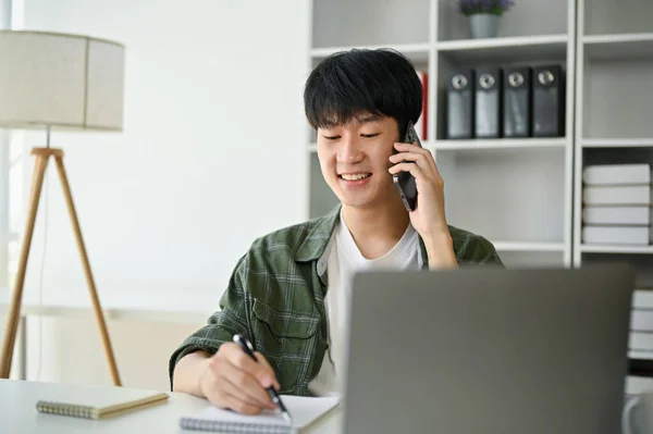 Ein Glücklicher Junger Asiatischer Geschäftsmann Oder Männlicher Marketing Assistent Telefoniert — Stockfoto