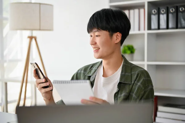 Ein Glücklicher Junger Asiatischer Geschäftsmann Oder Männlicher Marketing Assistent Tippt — Stockfoto