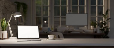 Bilgisayarın beyaz ekran modelinin, kahve fincanının, masa lambasının ve modern ofis odasındaki bir masanın yakın plan görüntüsü. 3d görüntüleme, 3d illüstrasyon