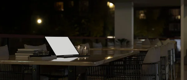 Крупный План Ноутбука Белым Макетом Экрана Обеденном Столе Роскошном Ресторане — стоковое фото