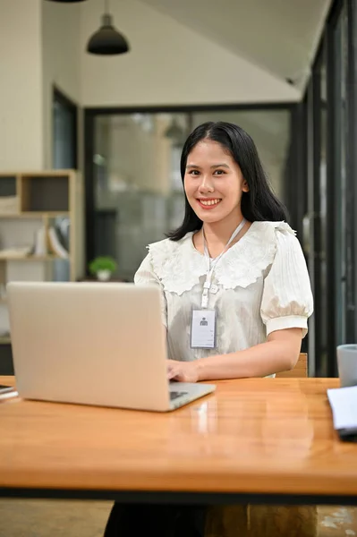 Portrait Attractive Young Asian Businesswoman Female Accountant Sister Her Desk — Stock Photo, Image