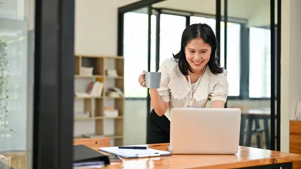 Mulher Negócios Asiática Atraente Profissional Dobrando Sobre Laptop Sua Mesa — Fotografia de Stock