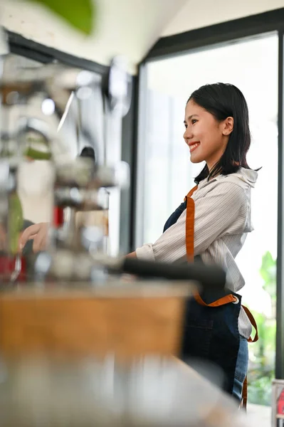Hátsó Nézet Egy Barátságos Mosolygós Fiatal Ázsiai Női Pénztáros Vagy — Stock Fotó