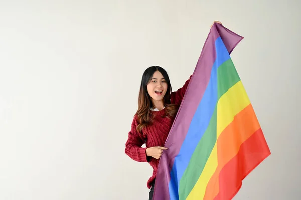 무지개 Lgbt 깃발을 행복하고 매력적 아시아 스튜디오 있습니다 Lgbtq 자부심의 — 스톡 사진