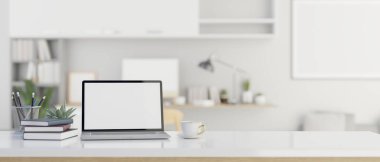 Bilgisayarlı beyaz ekran maketi, aksesuarları olan modern çalışma alanı arka planda bulanık beyaz ofis üzerine beyaz masa üzerine kopyalama alanı. 3d görüntüleme, 3d illüstrasyon