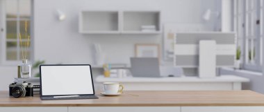 Modern beyaz ofiste dijital tablet beyaz ekran modeli, kablosuz klavye, kalem, kamera, kahve fincanı, dekor ve kopya alanı olan çalışma alanı. 3d görüntüleme, 3d illüstrasyon