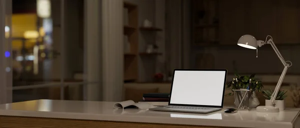 一个笔记本电脑白色的屏幕模型 和文具在现代黑暗的客厅的桌子上的夜晚 3D渲染 3D说明 — 图库照片
