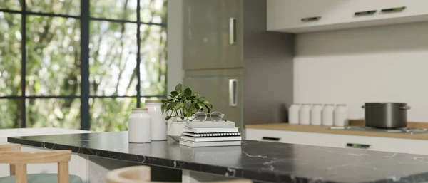 Modern Beyaz Bir Mutfakta Siyah Mermer Mutfak Tezgahına Boşluk Kopyala — Stok fotoğraf