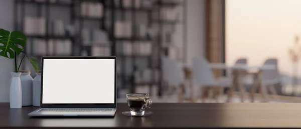 Närbild Laptop Vit Skärm Mockup Kaffekopp Och Kopiera Utrymme Bordsskiva — Stockfoto
