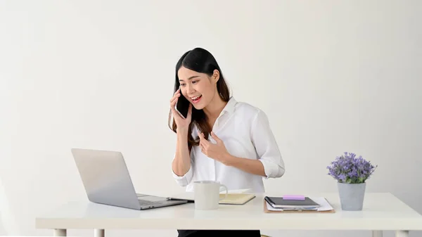 Egy Elbűvölő Fiatal Ázsiai Üzletasszony Beszél Telefonon Egy Ügyféllel Miközben — Stock Fotó