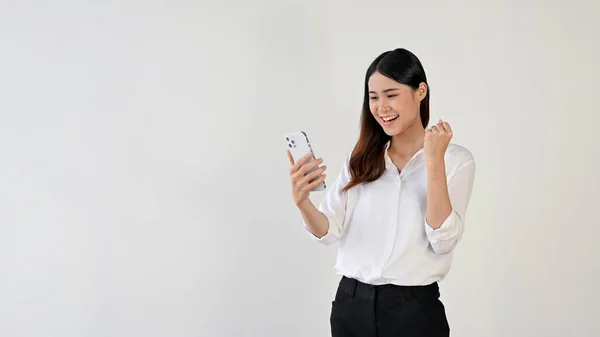 Una Joven Mujer Asiática Alegre Con Una Camisa Blanca Está — Foto de Stock