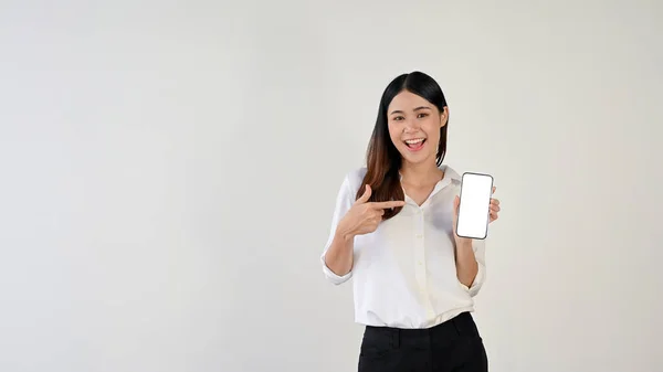 Una Joven Asiática Sonriente Hermosa Con Una Camisa Blanca Señala — Foto de Stock