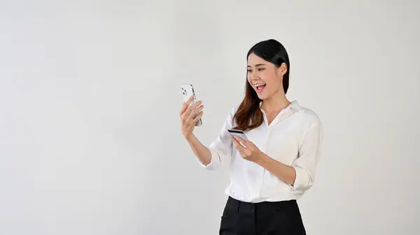 Весела Схвильована Молода Азіатка Дивиться Екран Свого Смартфона Тримає Кредитну — стокове фото