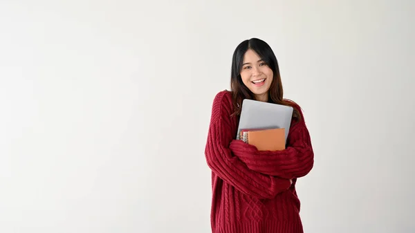 Uma Bela Positiva Jovem Asiática Estudante Universitário Uma Camisola Vermelha — Fotografia de Stock