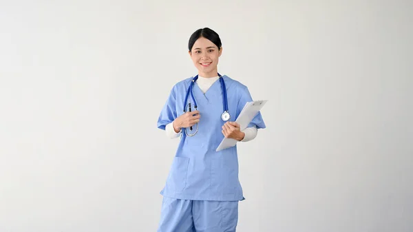 Μια Επαγγελματίας Και Όμορφη Νεαρή Ασιάτισσα Γιατρός Ιατρός Ποδιά Κρατά — Φωτογραφία Αρχείου