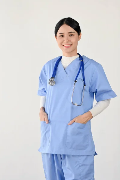 Uma Jovem Médica Asiática Atraente Positiva Coloca Mãos Seu Bolso — Fotografia de Stock