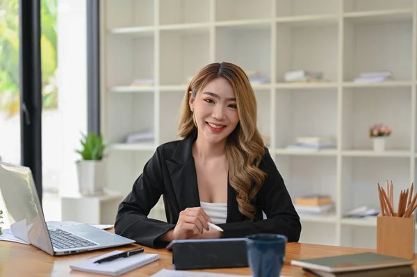 Attractive Smiling Millennial Asian Businesswoman Female Manager Looking Camera While — Stock Photo, Image