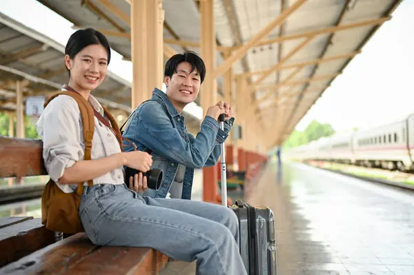 Egy Boldog Bájos Ázsiai Pár Bőröndjével Együtt Utazik Vonatukat Várják — Stock Fotó