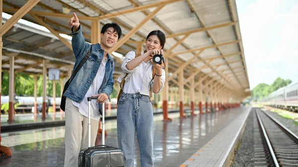 Egy Bájos Fiatal Ázsiai Pár Várja Vonatukat Vasútállomáson Együtt Utaznak — Stock Fotó