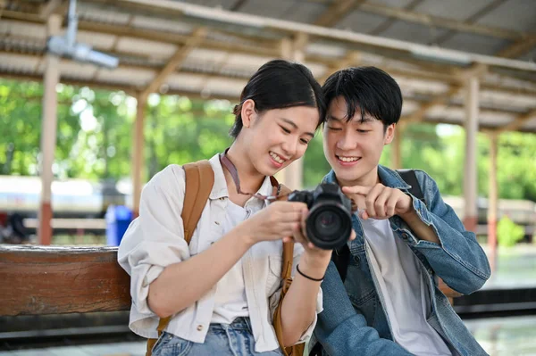 Bonito Adorável Jovem Casal Asiático Está Falando Olhando Para Sua — Fotografia de Stock
