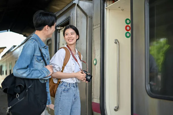 Egy Bájos Ázsiai Pár Hátizsákjaikkal Felszáll Együtt Utaznak Vonattal Egy — Stock Fotó