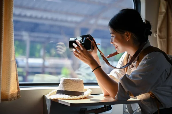 Een Gelukkige Mooie Jonge Aziatische Vrouwelijke Reiziger Zit Haar Stoel — Stockfoto