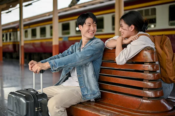 Egy Bájos Fiatal Ázsiai Turista Pár Bőröndjeikkel Szívesen Beszélgetnek Egy — Stock Fotó
