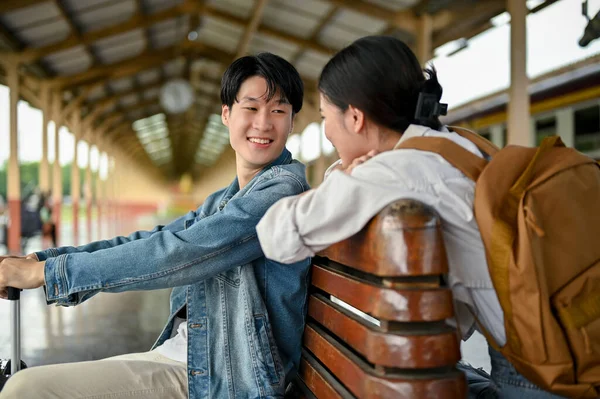 Egy Bájos Fiatal Ázsiai Turista Pár Szeret Beszélgetni Egy Padon — Stock Fotó