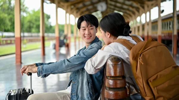 Lindo Jovem Casal Turistas Asiáticos Gosta Conversar Banco Plataforma Antes — Fotografia de Stock