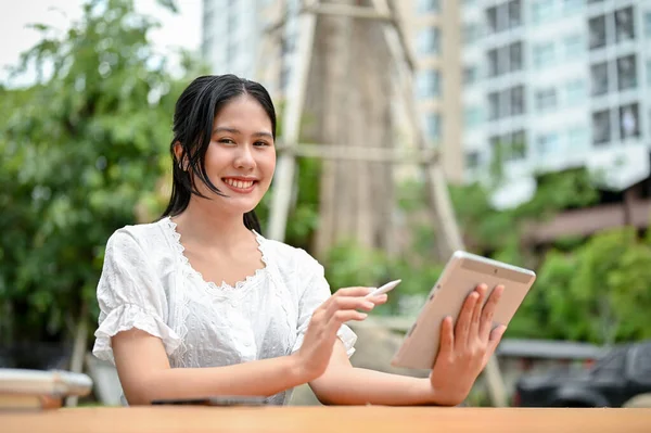 Una Mujer Asiática Bonita Usando Tableta Digital Mientras Está Sentada — Foto de Stock
