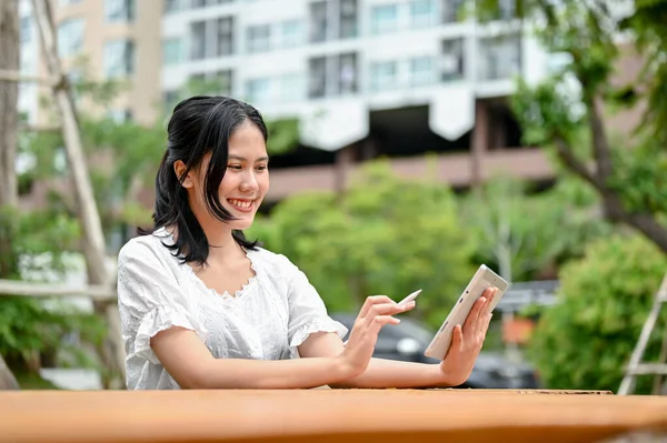 Una Mujer Asiática Bonita Feliz Usando Tableta Digital Mientras Está — Foto de Stock