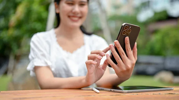 Imagen Cerca Una Hermosa Mujer Asiática Usando Teléfono Inteligente Enviando — Foto de Stock
