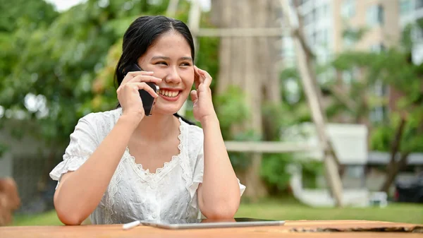 Una Mujer Asiática Feliz Ropa Casual Está Hablando Por Teléfono — Foto de Stock
