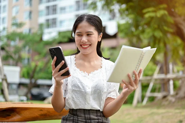 Una Hermosa Feliz Joven Asiática Está Sosteniendo Libro Mirando Hacia — Foto de Stock