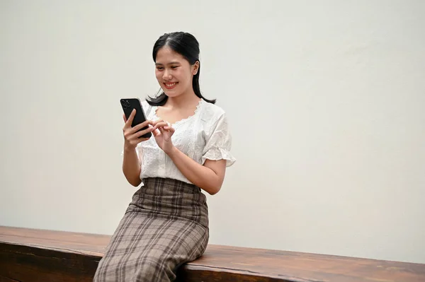 Una Atractiva Joven Asiática Vestida Con Ropa Casual Está Mirando — Foto de Stock