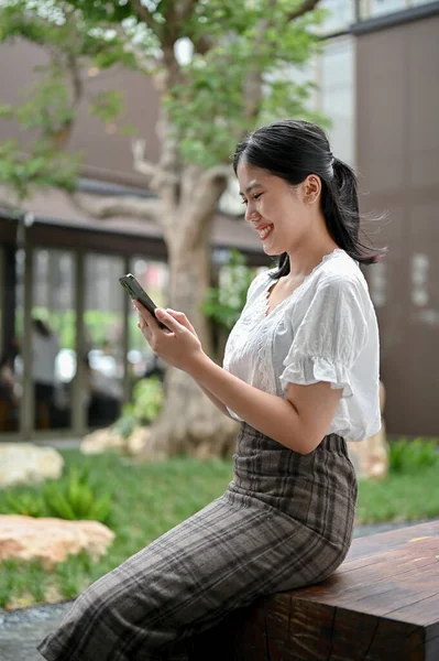Una Joven Mujer Asiática Feliz Está Mirando Hacia Abajo Pantalla — Foto de Stock