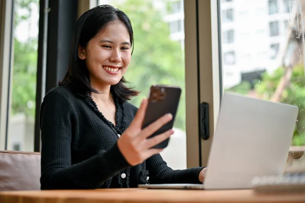 Una Mujer Negocios Asiática Sonriente Feliz Una Mujer Freelancer Revisando — Foto de Stock