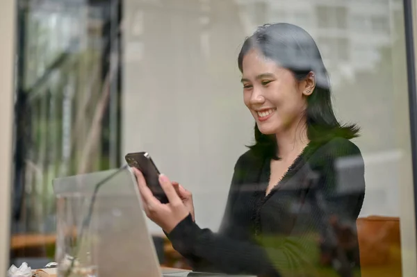 Una Joven Asiática Sonriente Alegre Mirando Pantalla Teléfono Inteligente Con — Foto de Stock