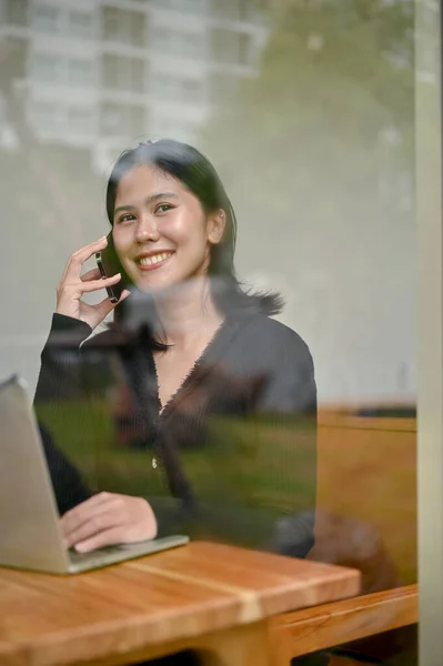 Retrato Una Exitosa Feliz Empresaria Asiática Está Hablando Por Teléfono — Foto de Stock