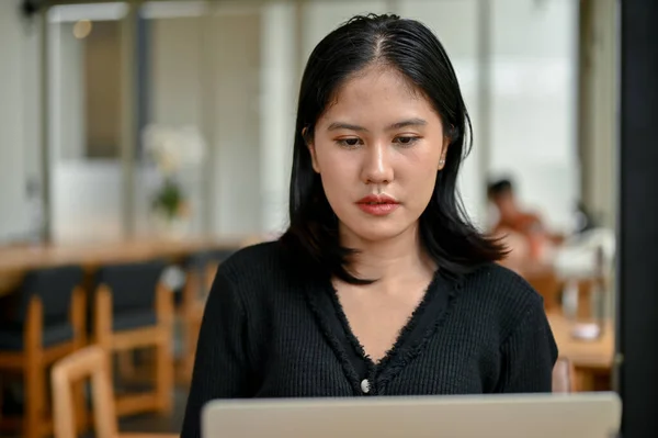 Una Mujer Asiática Seria Profesional Freelancer Mujer Negocios Mirando Hacia — Foto de Stock