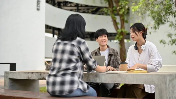 Een Groep Vrolijke Slimme Jonge Aziatische Studenten Discussieert Werk Bereidt — Stockfoto