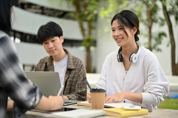 Позитивна Молода Азійка Студентка Коледжу Слухає Думку Свого Друга Під — стокове фото