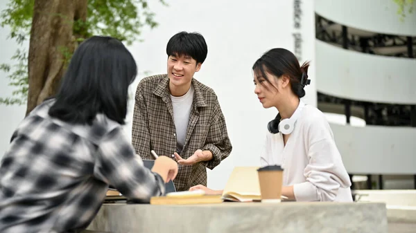 Jovem Estudante Universitário Asiático Inteligente Alegre Está Discutindo Trabalho Com — Fotografia de Stock